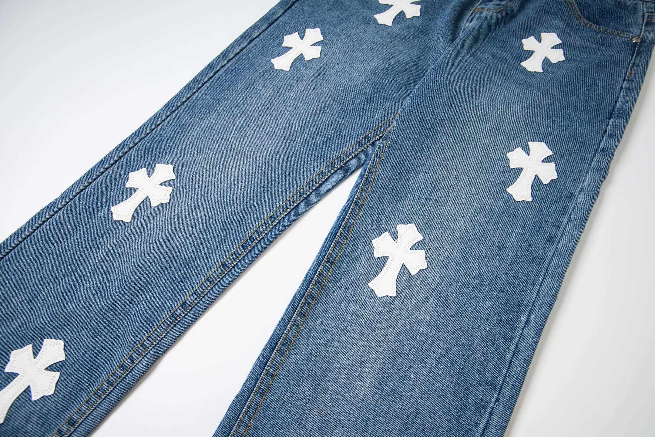 P210 Chrome Hearts jeans, blue and white leather. It is well known that chromehearts jeans use vintage Levis jeans as the base for creation. They usually add their own unique silver buckles and silver ornaments, plus leather embellishments. This is the reason why the value of these vintage jeans doubles, because the base is vintage jeans, and the jeans themselves have become very soft and comfortable after years of baptism. This can be distinguished from ordinary jeans. Regarding the size, you should also refer to the pants data. Style number: 1780# Size: 28 30 32 34 36